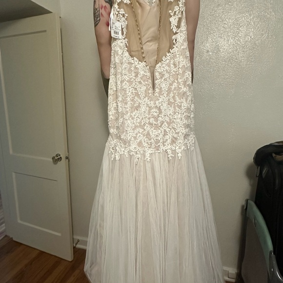 David’s signature wedding dress - Picture 3 of 7